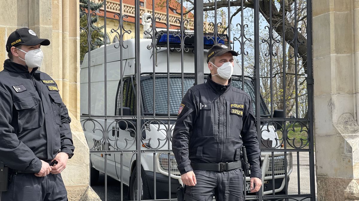 Diplomatické napětí roste. Policie střeží ruskou ambasádu v Praze